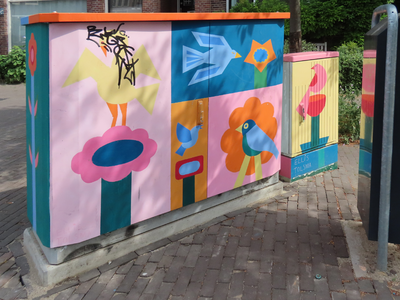 912919 Afbeelding van de door Ellis Tolsma met vogels beschilderde elektriciteitskastjes op de Weerdsingel O.Z. bij de ...